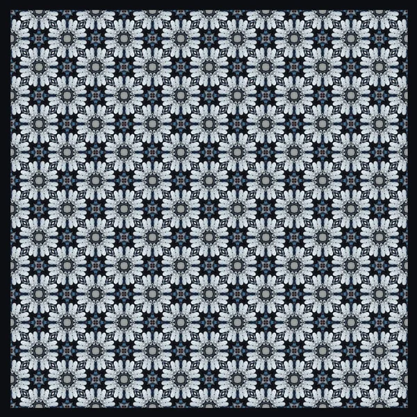 Beyaz spor ayakkabıların kusursuz dokusu mavi lekeli koyu mavi bir arka planda çiçek şeklinde düzenlenmiş.