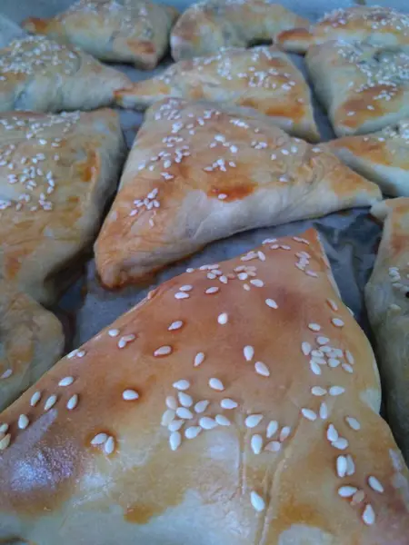 Process Cooking Triangular Meat Pies Top Sprinkled Sesame Puff Pastry — Stock Photo, Image