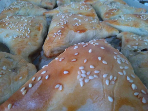 Process Cooking Triangular Meat Pies Top Sprinkled Sesame Puff Pastry — Stock Photo, Image