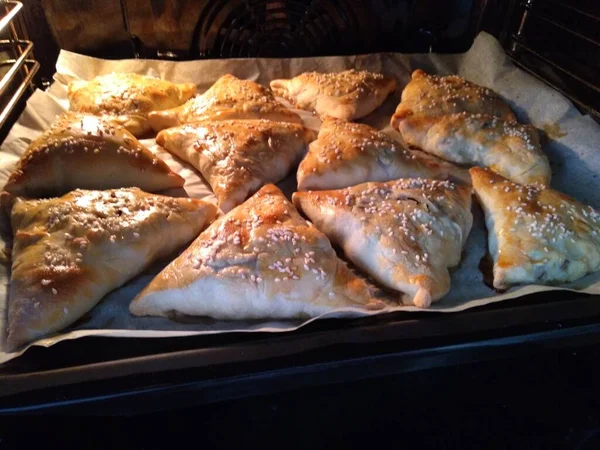 Process Cooking Triangular Meat Pies Top Sprinkled Sesame Puff Pastry — Stock Photo, Image