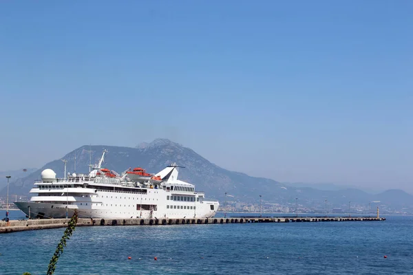 Big Ship Liner Sea Mountains — Stock Photo, Image