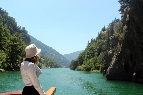 Genç bayan gemiden uzaklığa bakıyor. Yaz, seyahat.