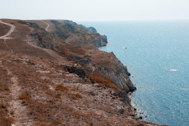 Teal ve Orange. Turuncu dağlar ve mavi deniz. Peyzaj.