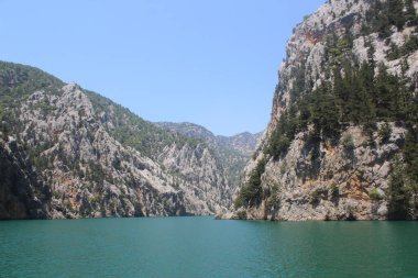 Yüksek dağların ortasında bir göl. Kanyon.