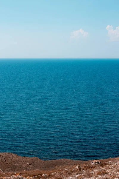 deniz ve mavi gökyüzü