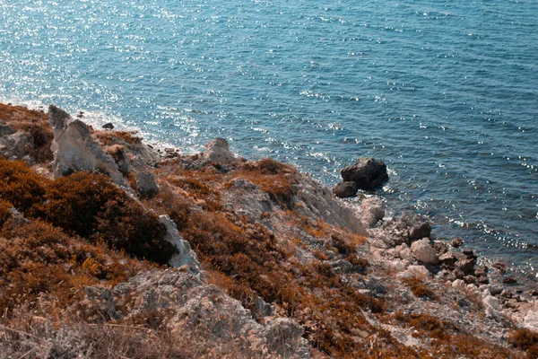 Teal ve Orange. Turuncu dağlar ve mavi deniz. Peyzaj.