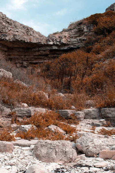 Teal ve Orange. Turuncu dağlar ve mavi deniz. Peyzaj.