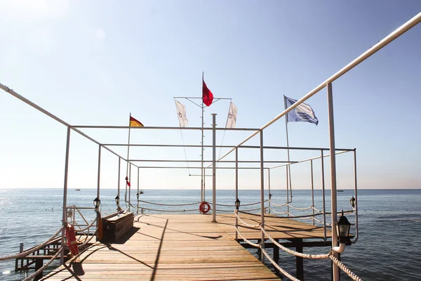 Denizde iskele. Güneşli yaz günü.
