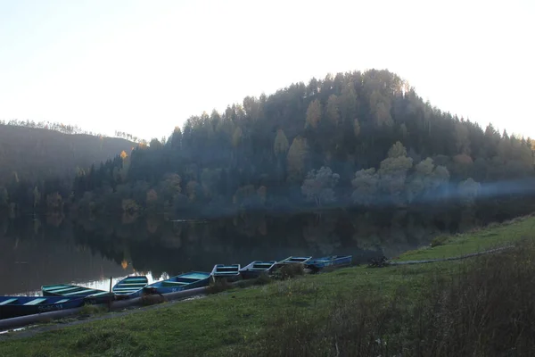 Göl ve tekneler. Sonbahar dağları. Günaydın..
