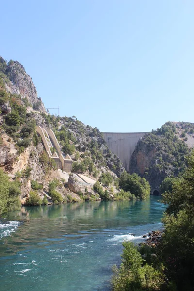 Dağların arasında büyük bir baraj