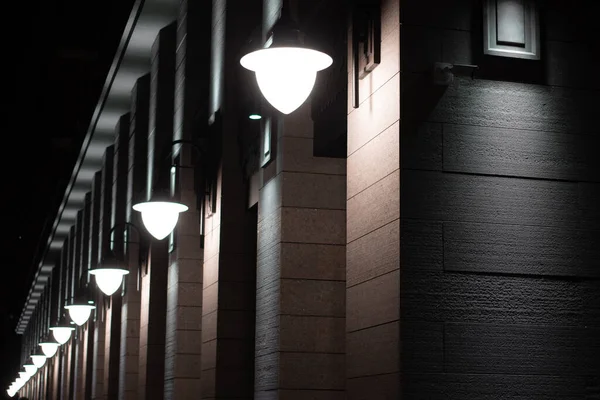 Bir sıra ışık. Sokak lambaları. Modern mimari.