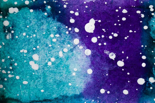 Parlak suluboya menekşe mavisi arka plan ve beyaz lekeler. Soyut arkaplan. Resmi kapat. Renkli soyut resim arkaplanı. Yüksek kalite parçalar. Parlak sanatsal sıçramalar. Soyut boya.