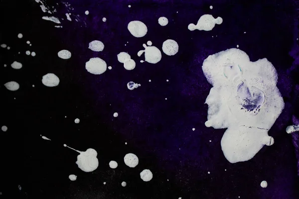 Parlak suluboya menekşe-siyah arka plan ve beyaz lekeler. Bulut. Soyut arkaplan. Resmi kapat. Renkli soyut resim arkaplanı. Yüksek kalite parçalar. Parlak sanatsal sıçramalar. 