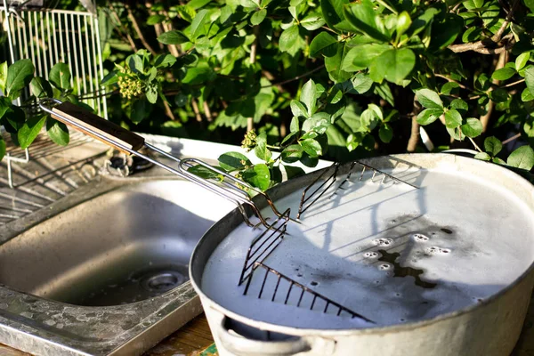 Doğada bulaşık yıkamak. Doğa ve kebaplar. Dinlen. Saflık.