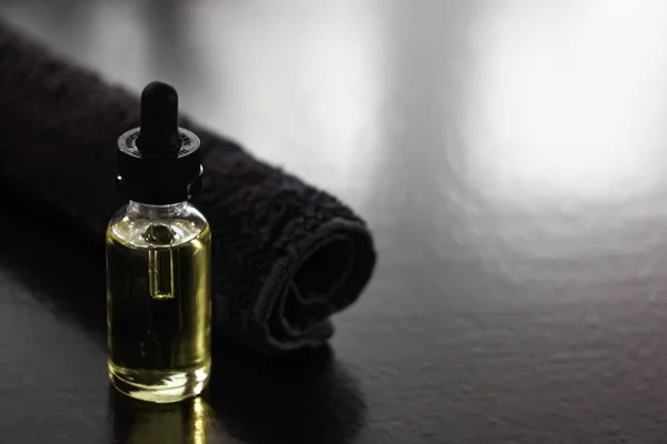 Aromaterapi konsepti, gerekli yağ şişesi, havlu. Spa ya da bitkisel ilaç. Hayat boyu uzlaşma. Kopyalama alanı.