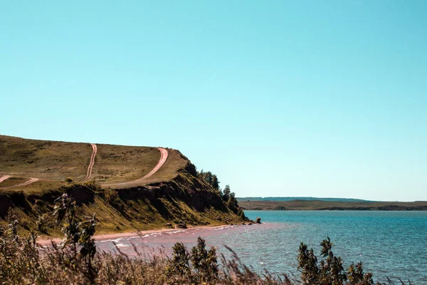 Kayalar ve deniz. Manzara. Yaz.