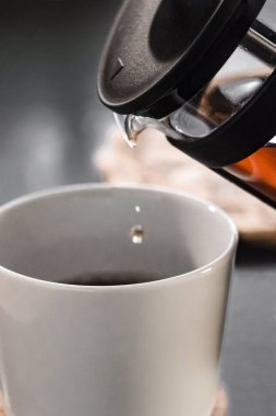 Çay beyaz bir fincana dökülür. Çay zamanı. Kapat..