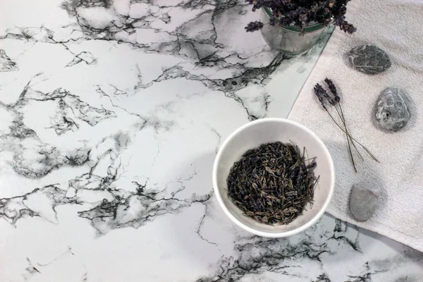 Lavanta çiçekleri ve mermer arka planda doğal kozmetik içeren düz bir bileşim.