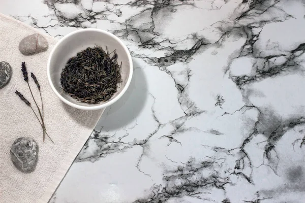 Lavanta çiçekleri ve mermer arka planda doğal kozmetik içeren düz bir bileşim.