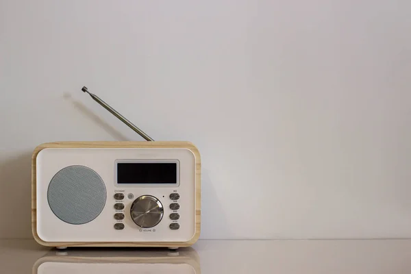 Beyaz arka planda telsiz. Beyaz arkaplanda eski bir radyo.