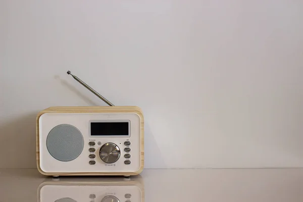 Beyaz arka planda telsiz. Beyaz arkaplanda eski bir radyo.