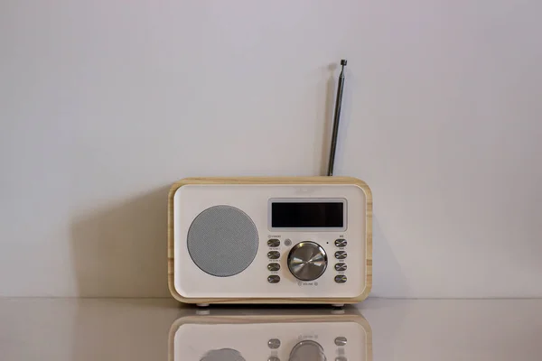 Beyaz arka planda telsiz. Beyaz arkaplanda eski bir radyo.