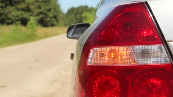 Auto Blinkt Die Linke Hintere Blinkleuchte Der Linke Scheinwerfer Blinkt — Stockvideo