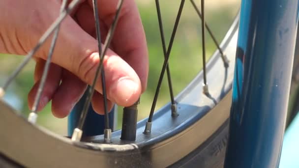 Een Fietswiel Aan Het Pompen Mannen Handen Verbinden Pomp Met — Stockvideo