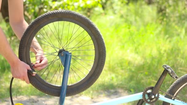 Bombear Uma Roda Bicicleta Mãos Masculinas Homem Caucasiano Bombear Roda — Vídeo de Stock