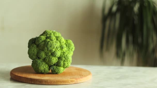 Brokoliye Odaklan Odak Noktasından Ahşap Mutfak Tahtasındaki Taze Yeşil Brokoliyi — Stok video