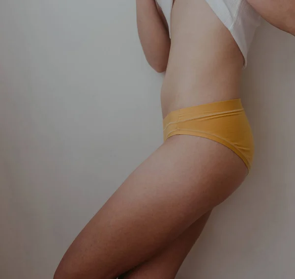 Pinggul Wanita Dengan Lingerie Kuning — Stok Foto