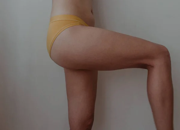 黄色のランジェリーの女性の腰 — ストック写真
