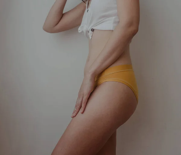 Sarı Çamaşırlı Kadın Kalçaları — Stok fotoğraf