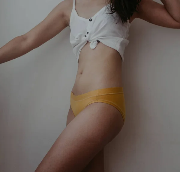 Sarı Çamaşırlı Kadın Kalçaları — Stok fotoğraf