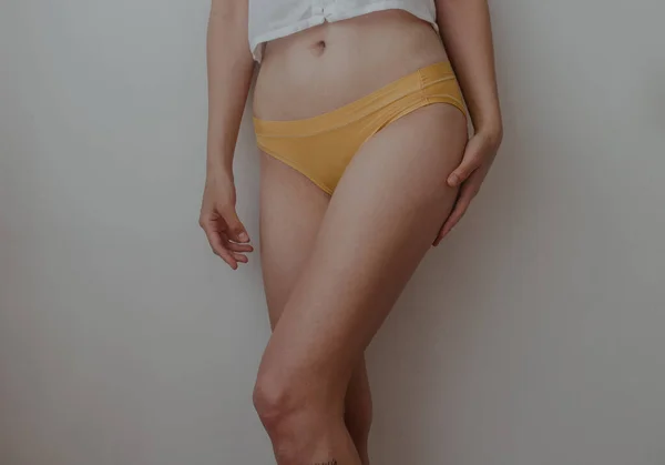 Kobieta Biodra Żółtej Bieliźnie — Zdjęcie stockowe
