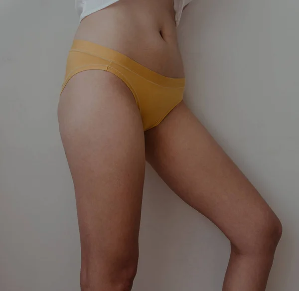 Žena Boky Žlutém Spodní Prádlo — Stock fotografie