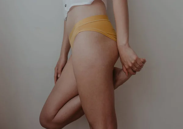 Mujer Caderas Lencería Amarilla — Foto de Stock