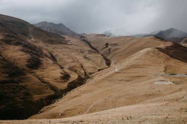 Kazbegi dağlarının manzarası