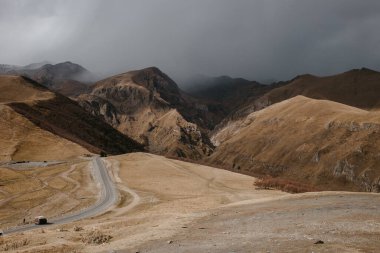 Kazbegi dağlarının manzarası