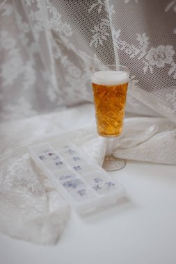 Elma şarabı ve leylak buzu.