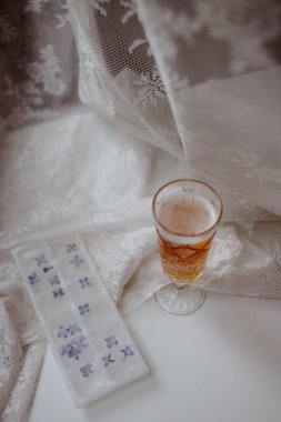 Elma şarabı ve leylak buzu.