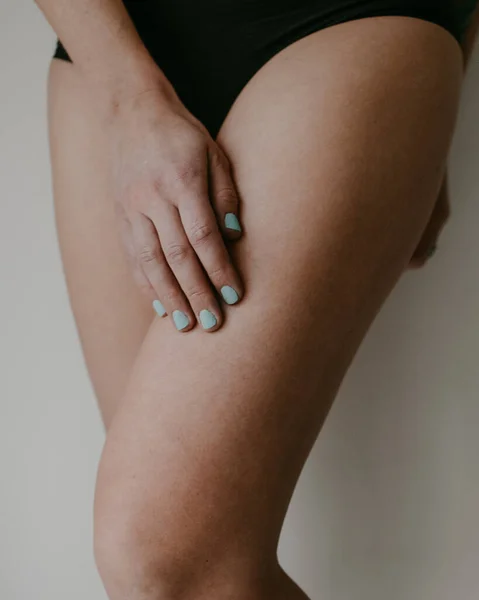 Mulher Quadris Mão Roupa Interior Preta — Fotografia de Stock