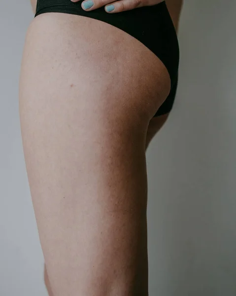 黒い下着を着た女の腰と手 — ストック写真