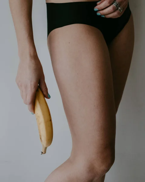 Quadris Mulher Com Mão Banana — Fotografia de Stock