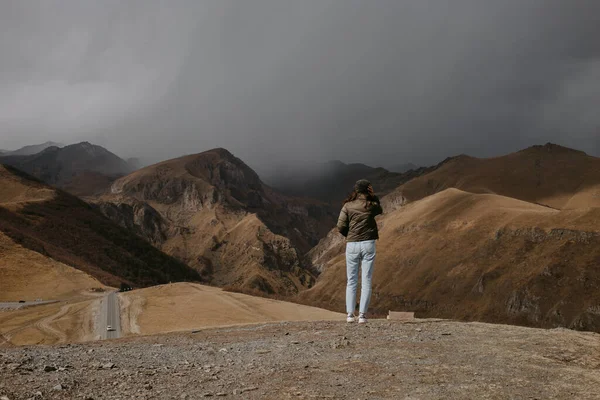 Kazbegi dağlarında izleyen bir kadın.