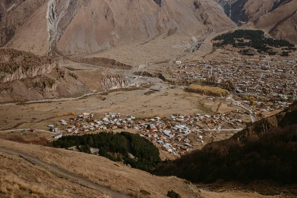 Kazbegi dağlarının ve vadisinin manzarası