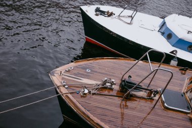 Yağmurlu bir günde nehirde tekne