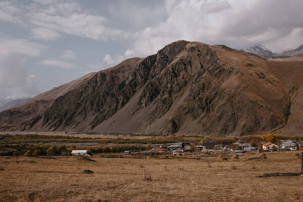 вид на Кавказские горы и долину
