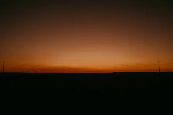 Güneş bozkırdan batıyor.