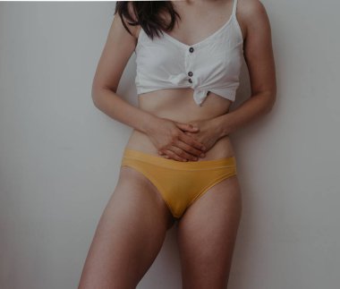 Bir kadının karın ağrısı vardır.